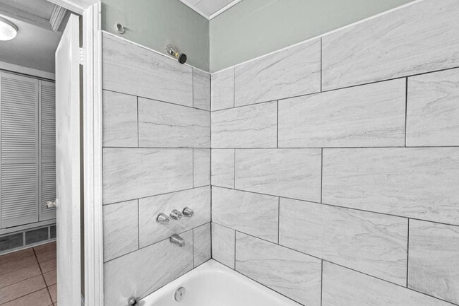 Building Photo - 2226 Raleigh Dr