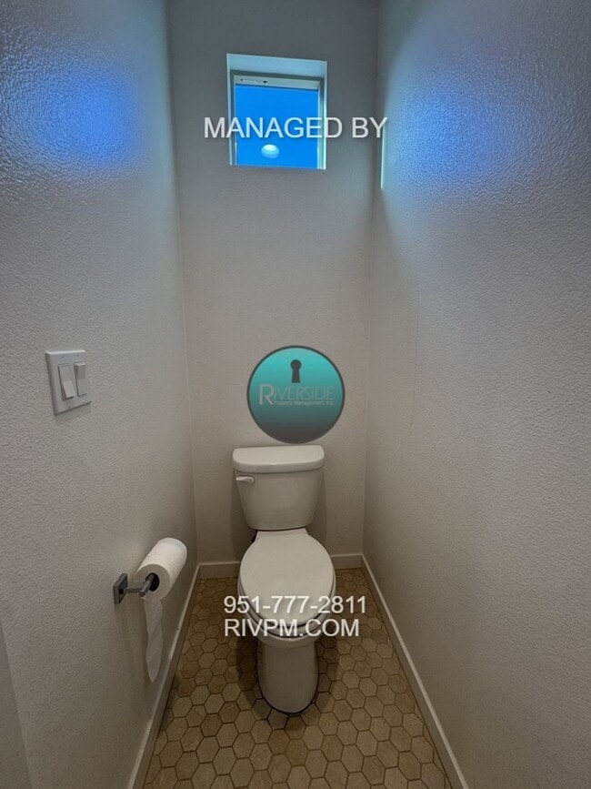 Building Photo - DISCOVER YOUR DREAM CONDO AT 105 CORONA!!