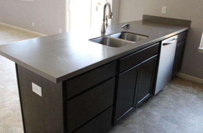 Building Photo - BRITTANY CHASE...3 Bedroom 2 Bath