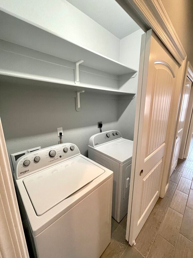 Building Photo - Beautiful 3 Bedroom Townhome Near Kingman Hospital!