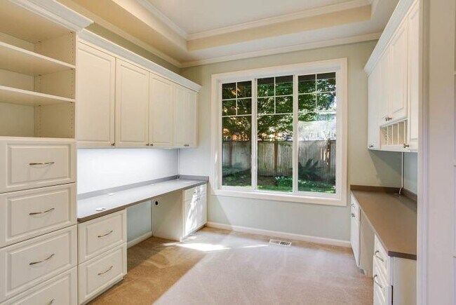 Building Photo - 4 bedroom in Kirkland WA 98033