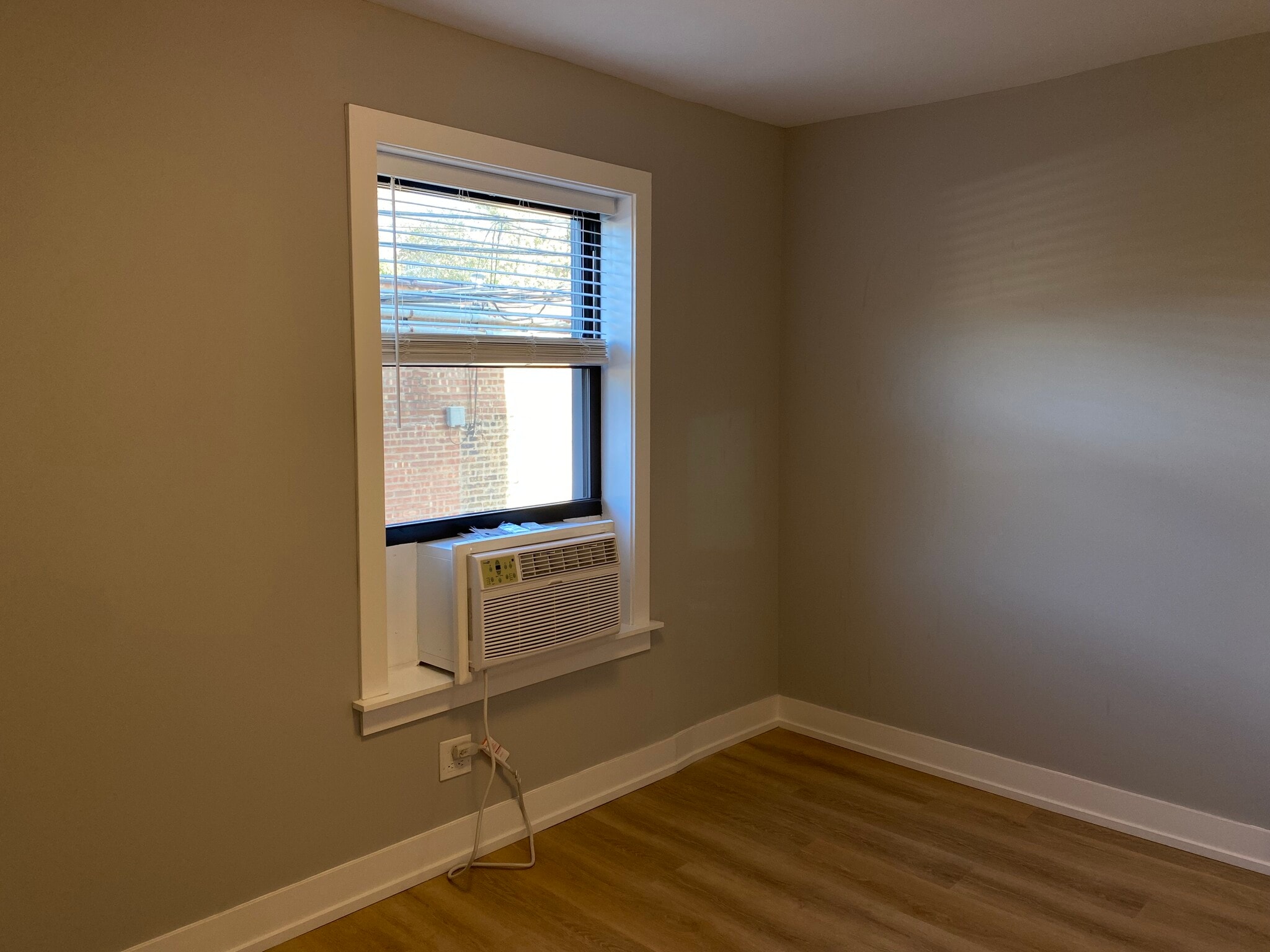 Building Photo - 3925 N Janssen Ave