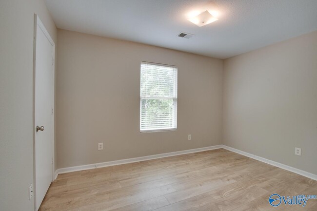 Building Photo - 102 Whitestone Dr NE