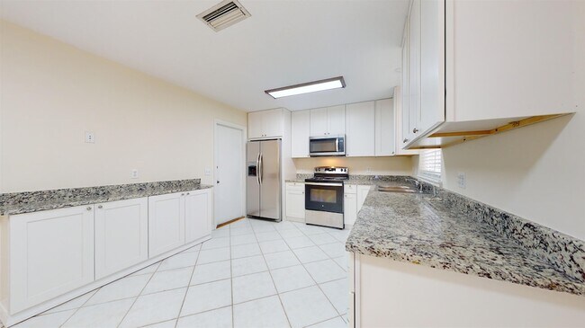 Building Photo - 620 Segovia Rd
