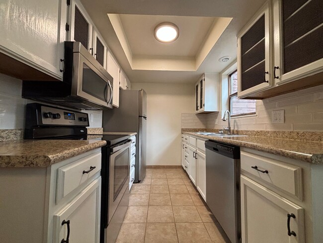 Building Photo - 2 Bed 1 Bath Condo Available Now!  MileSto...
