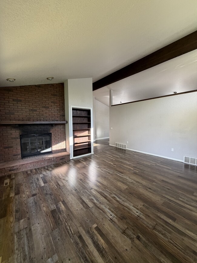 Building Photo - 181 Erickson Ct E