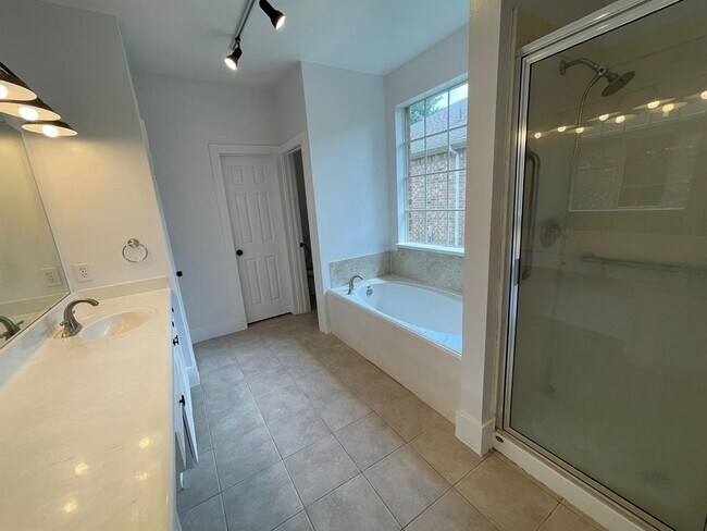 Building Photo - 16735 Sonoma Del Norte Dr