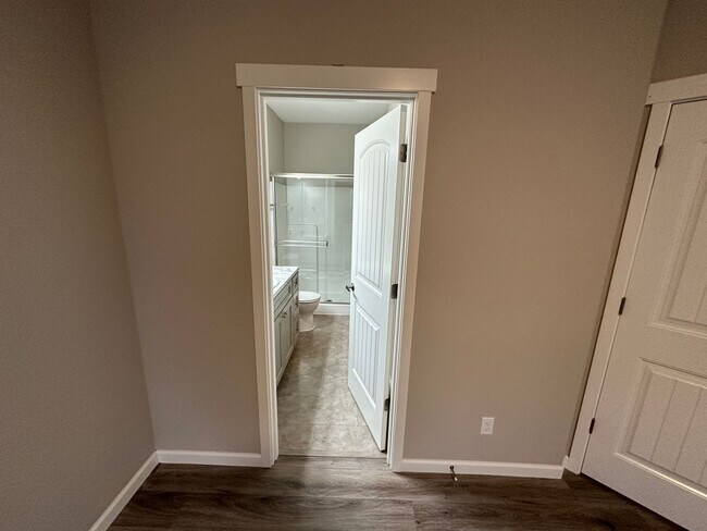 Building Photo - 553