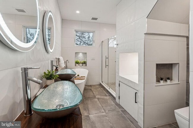 Building Photo - 1514 S Bambrey St