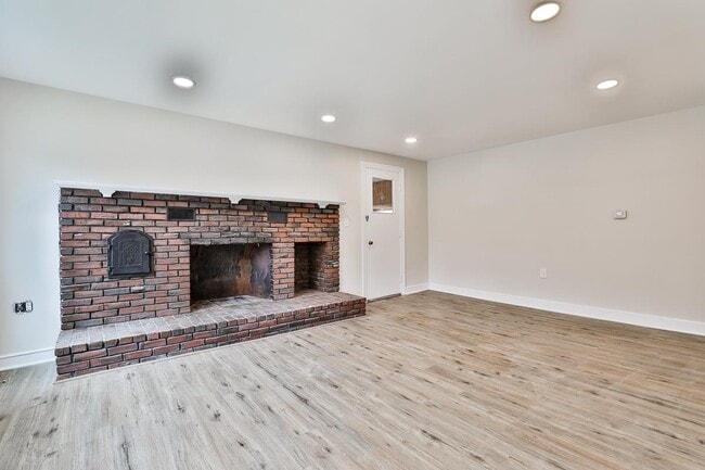 Building Photo - 139 Greeley St
