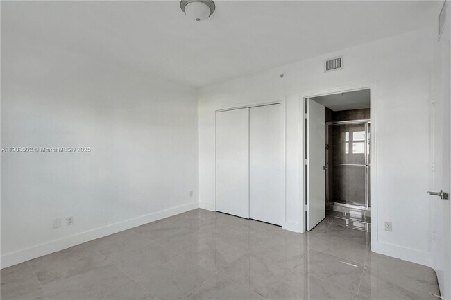 Building Photo - 14951 Royal Oaks Ln