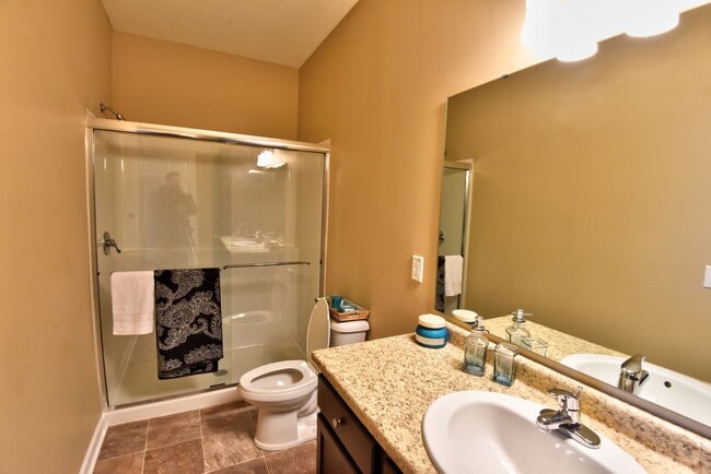 Building Photo - Second Floor Front View 2 Bedroom in a Gated Community!