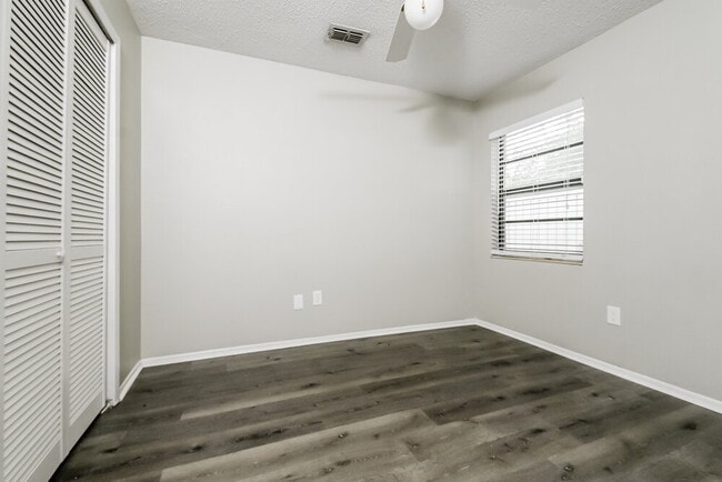 Building Photo - 10119 Deepbrook Dr