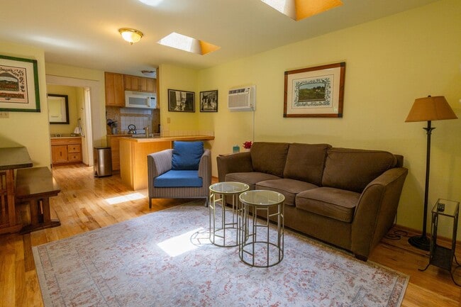 Building Photo - 550 square foot Fully Furnished short term...