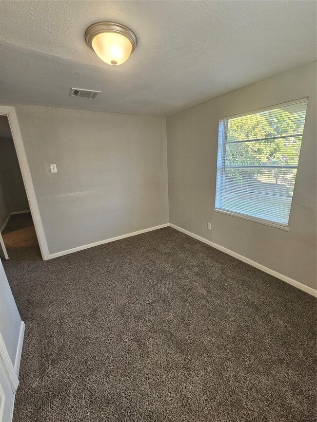 Building Photo - 2919 Letulle Ave