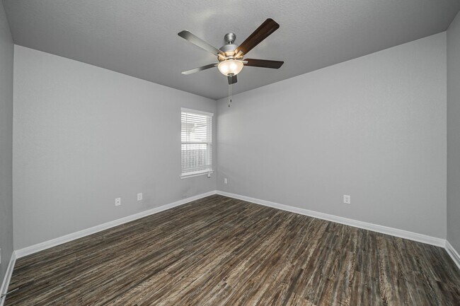 Building Photo - 521 Fallbrook Dr