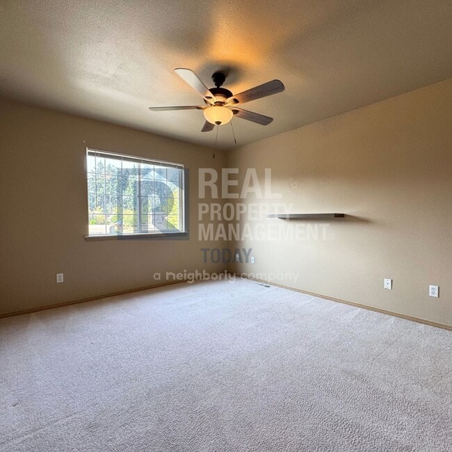 Building Photo - 4 Bedroom Home With A Huge Yard!
