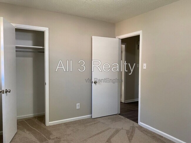 Building Photo - 306 Oakwild Dr