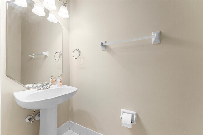 Building Photo - 7061 Chesapeake Cir