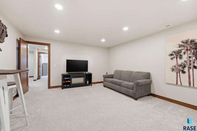 Building Photo - 2701 W Oak Hill Dr