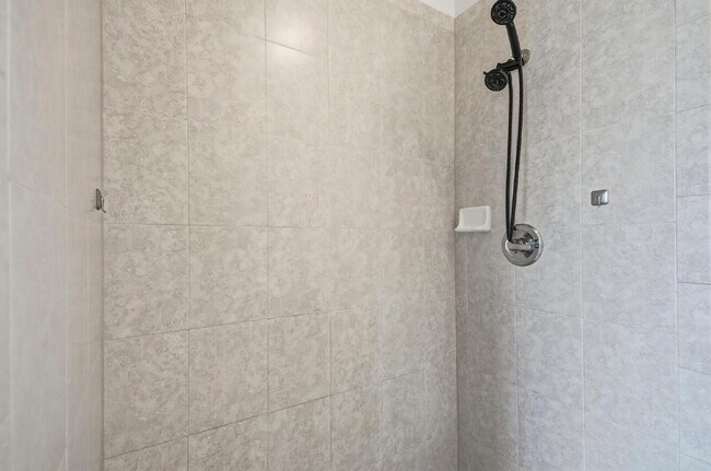 Building Photo - Close to Town Center and Shopping