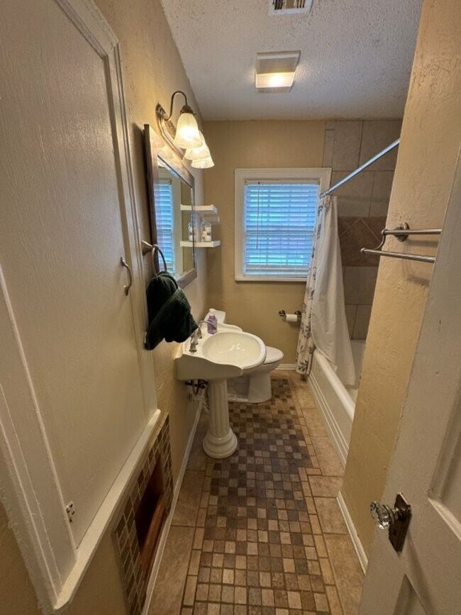 Building Photo - Cutest 3 bed with historic charm, so close...