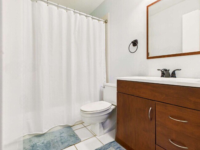 Building Photo - Furnished 2BR/2BA Lakefront Condo – 12-Mon...
