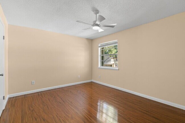Building Photo - Town Home For Rent in Town 'n' Country!
