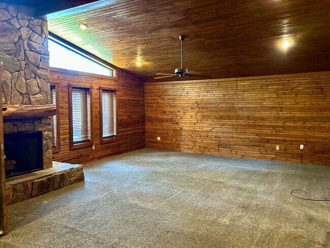 Building Photo - Southern Hills Beauty