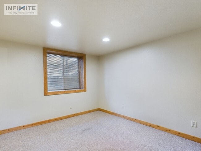 Building Photo - Cozy Apartment Downtown