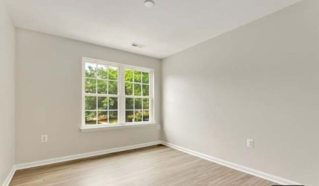 Building Photo - Commuter's dream, modern living