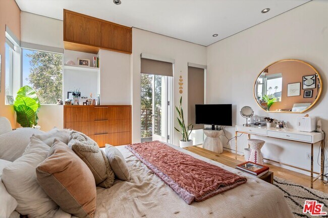 Building Photo - 720 Brooks Ave