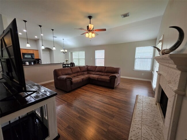 Building Photo - 2108 Goldfinch Ln