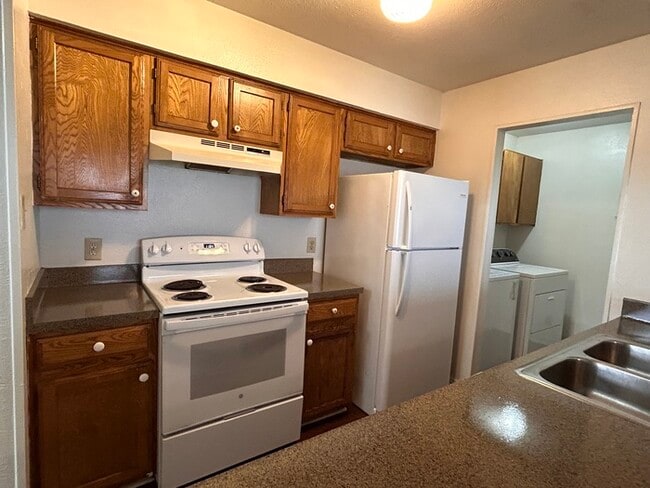 Building Photo - 3317 Gardenview Cir