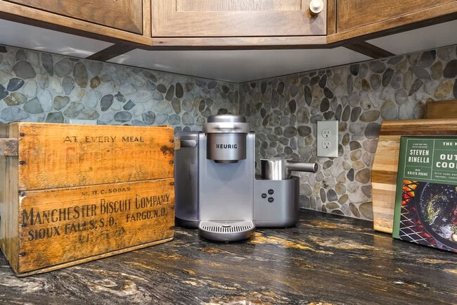 Building Photo - 18 Spur Dr