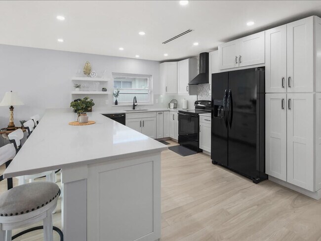 Building Photo - 692 106th Ave N