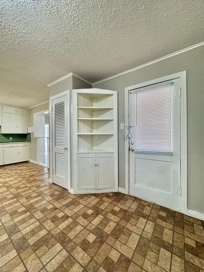 Building Photo - COMING APRIL 2026!! 2 Bedroom/1 Bathroom!!