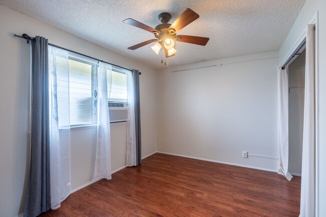 Building Photo - 2 bedroom / 1 1/2 bath / 2 parking condo i...