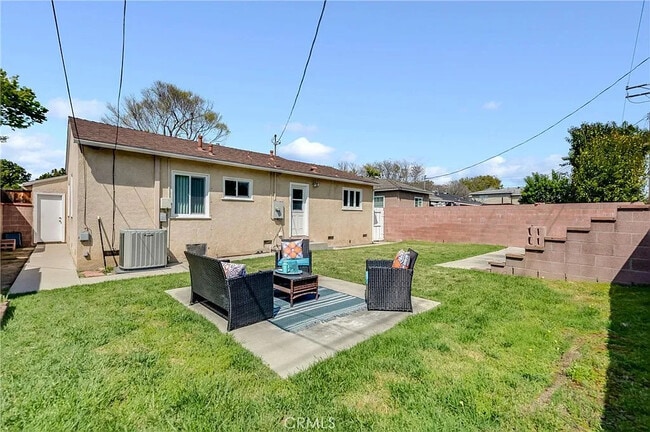 Building Photo - 7026 Schroll St