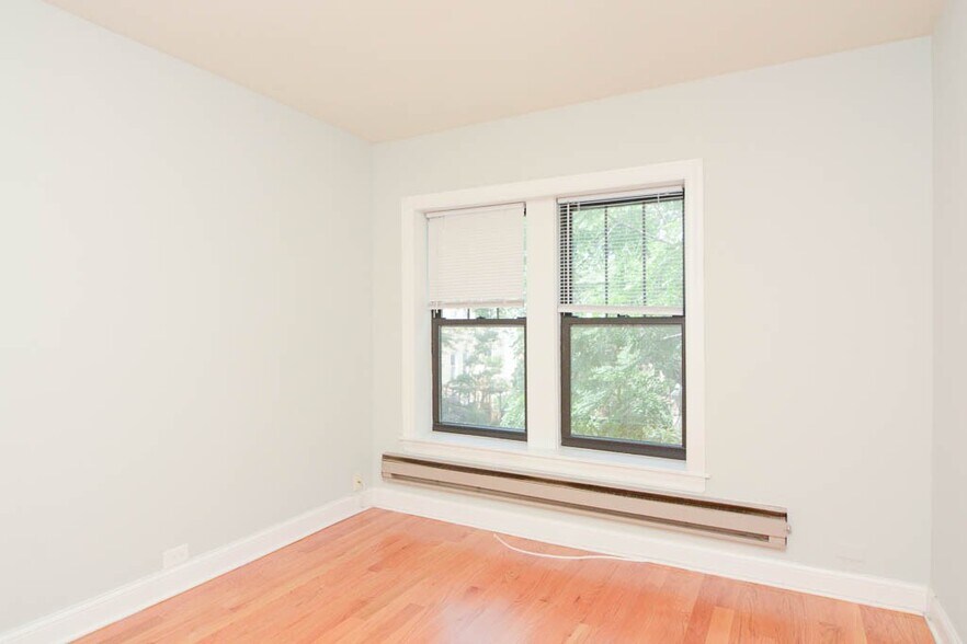 Building Photo - 823 W Wolfram St