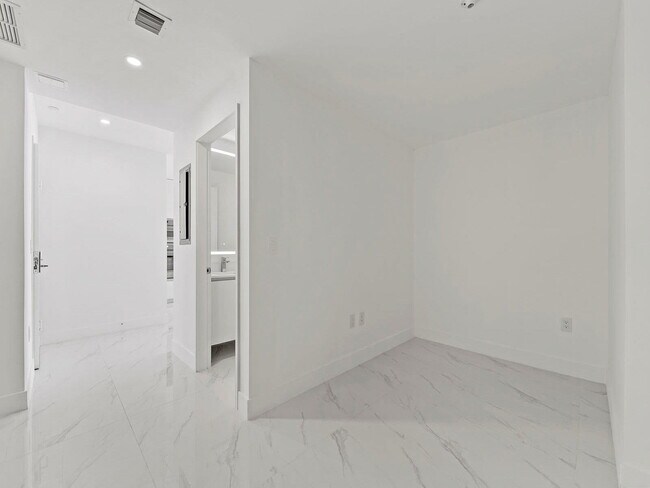 Building Photo - 700 NE 24th St