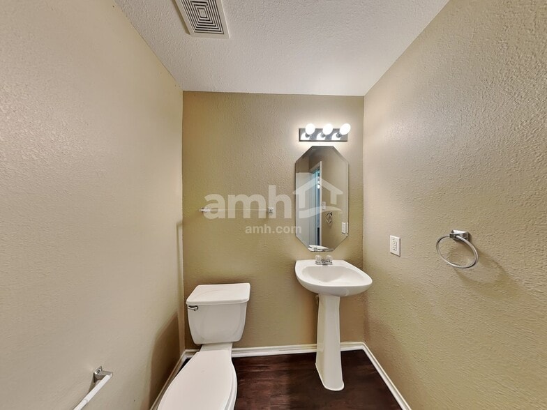 Building Photo - 9618 Lasbury Dr