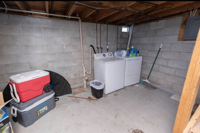 Building Photo - 2 Bedroom Duplex with Attached Garage $105...