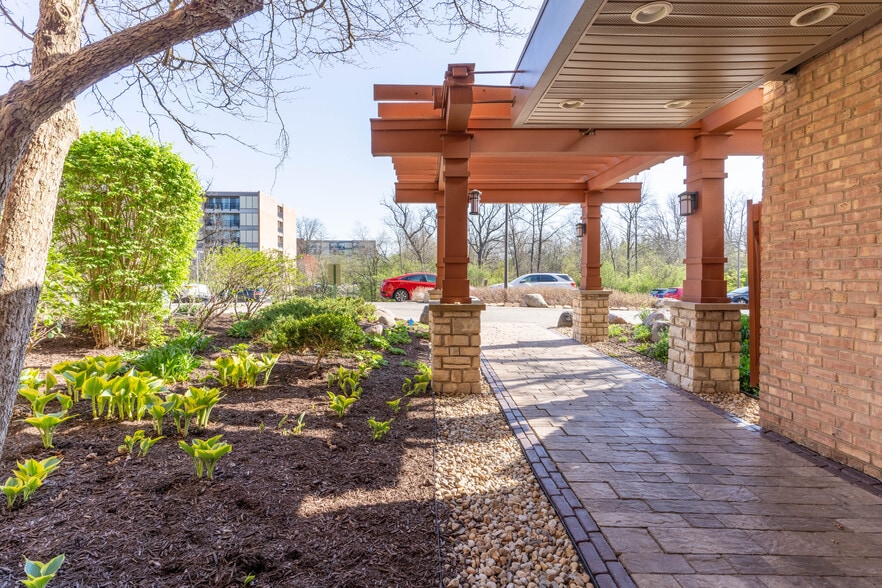 Building Photo - 5950 Oakwood Dr