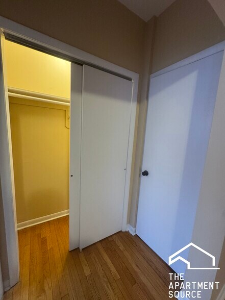 Building Photo - 7726 N Marshfield Ave