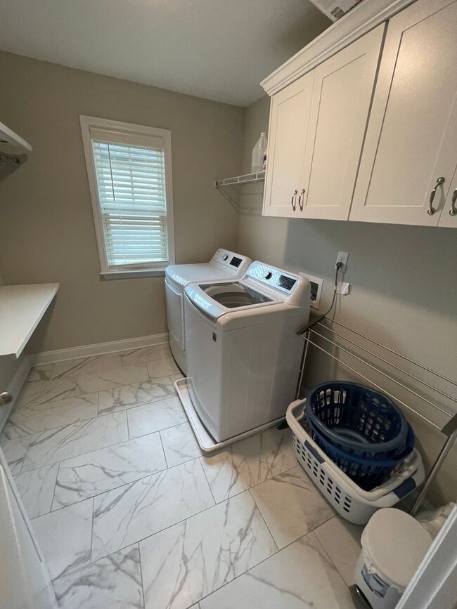 Building Photo - 819 Lost Grv Trl