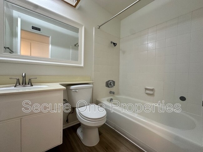 Building Photo - 10020 Larwin Ave