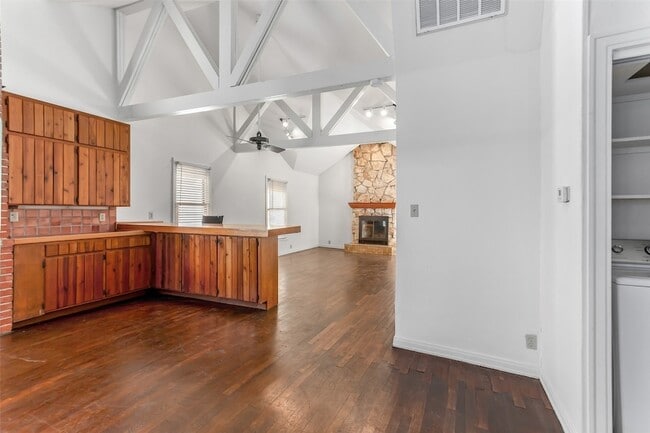 Building Photo - 9025 San Fernando Way