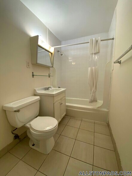 Building Photo - 84 Gardner St