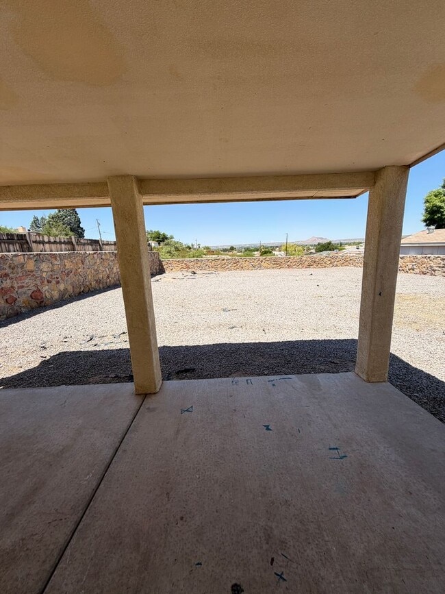 Building Photo - 2425 Bugatti Dr